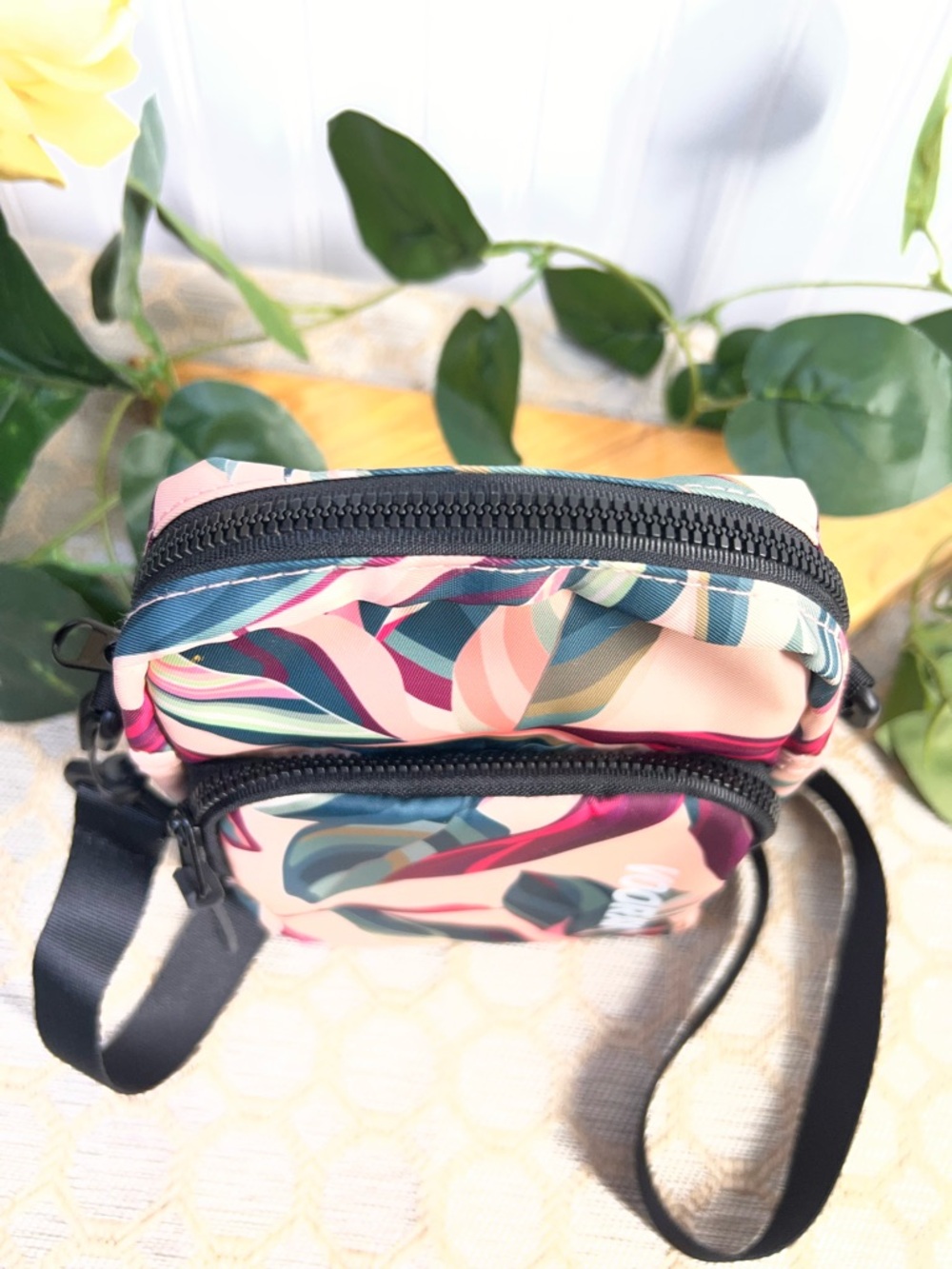 Vooray Core Crossbody Bag Tropical Leaf Print - Picture 5 of 8